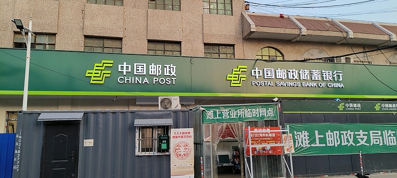 標識牌廠家分享：店鋪招牌標識需要做成發光的還是不發光的-千帆標識，行業經驗18年，為400+企業或市政單位提供標識系統解決方案。